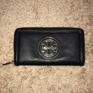 ❌SOLD❌ Tory Burch Amanda Zip Continental